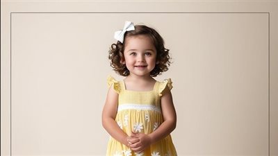 طفلة صغيرة بفستان اصفر