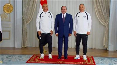 صورة حسام حسن مع السيسي 